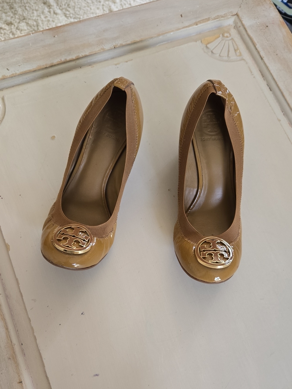 Tory Burch Tan Patent Leather Logo Round-Toe Pumps